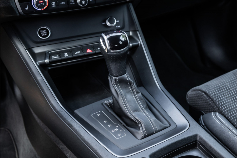 Audi Q3 45 TFSI e 245 PK S edition | 360 Camera | ACC | S-Line | Magnetic Ride | Matrix verlichting | CarPlay | Navigatie | Trekhaak | Inc 21% BTW | Black Style | Stuur- en stoelverwarming | Nieuwe APK | Garantie | Dealer onderhouden