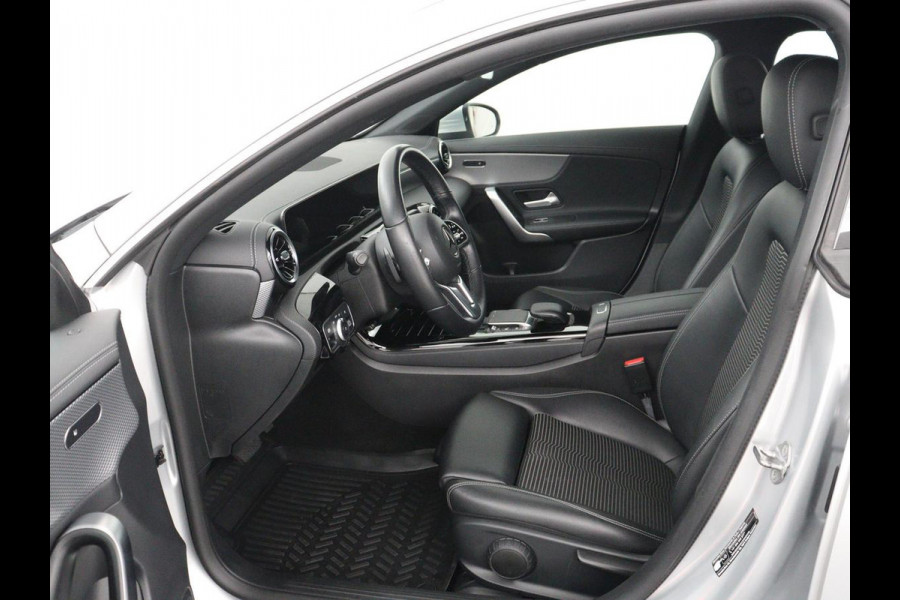 Mercedes-Benz CLA-Klasse Shooting Brake 180 Business Solution | Stoelverwarming | Carplay | Camera | Half leder | Widescreen | Dodehoek detectie | Navigatie | Park Assist | Cruise control