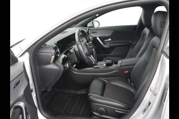 Mercedes-Benz CLA-Klasse Shooting Brake 180 Business Solution | Stoelverwarming | Carplay | Camera | Half leder | Widescreen | Dodehoek detectie | Navigatie | Park Assist | Cruise control