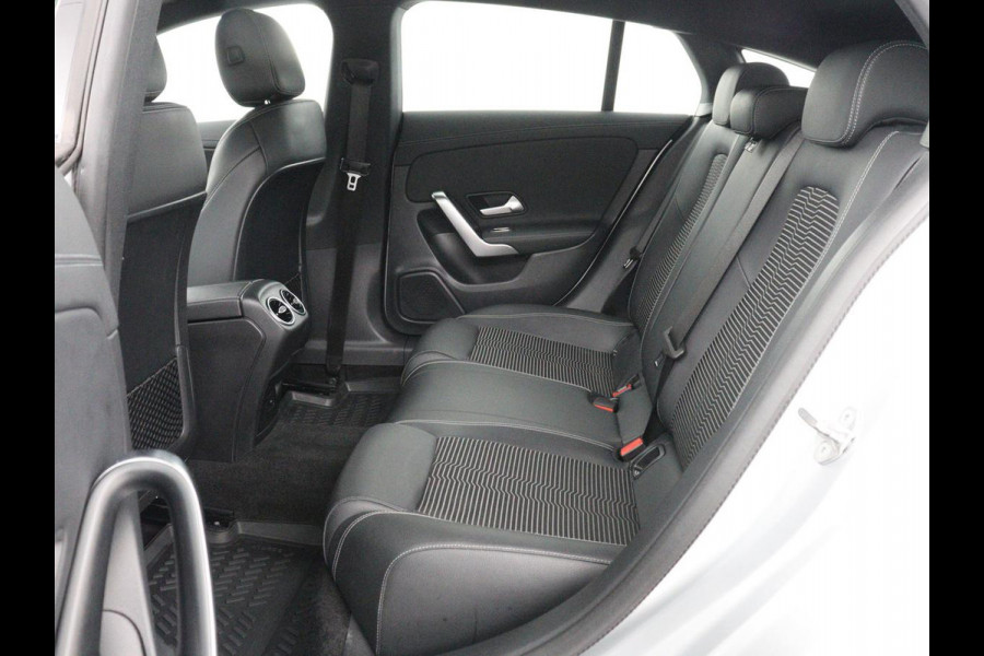 Mercedes-Benz CLA-Klasse Shooting Brake 180 Business Solution | Stoelverwarming | Carplay | Camera | Half leder | Widescreen | Dodehoek detectie | Navigatie | Park Assist | Cruise control