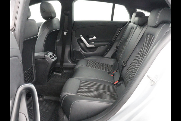Mercedes-Benz CLA-Klasse Shooting Brake 180 Business Solution | Stoelverwarming | Carplay | Camera | Half leder | Widescreen | Dodehoek detectie | Navigatie | Park Assist | Cruise control