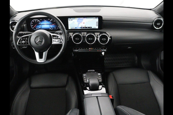 Mercedes-Benz CLA-Klasse Shooting Brake 180 Business Solution | Stoelverwarming | Carplay | Camera | Half leder | Widescreen | Dodehoek detectie | Navigatie | Park Assist | Cruise control