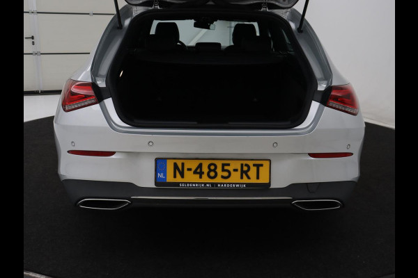 Mercedes-Benz CLA-Klasse Shooting Brake 180 Business Solution | Stoelverwarming | Carplay | Camera | Half leder | Widescreen | Dodehoek detectie | Navigatie | Park Assist | Cruise control