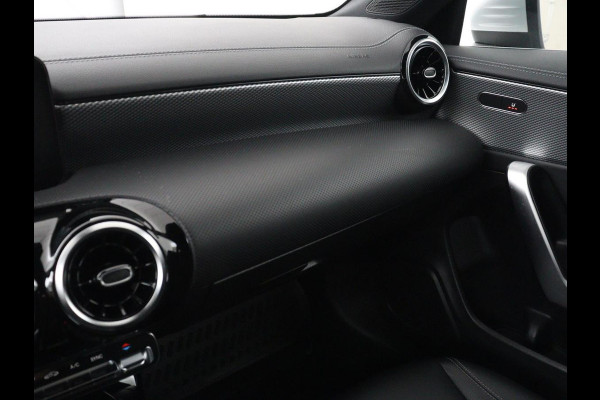 Mercedes-Benz CLA-Klasse Shooting Brake 180 Business Solution | Stoelverwarming | Carplay | Camera | Half leder | Widescreen | Dodehoek detectie | Navigatie | Park Assist | Cruise control