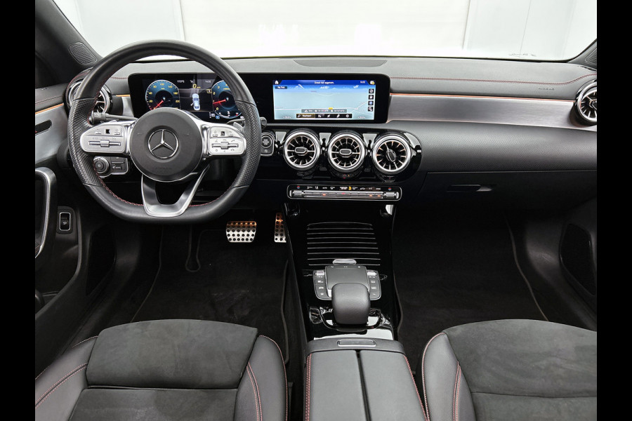 Mercedes-Benz CLA-Klasse 180 Business Solution AMG | Panoramadak | 5 spaaks lichtmetalen | Navigatie | Parking support Inclusief 24 maanden MB Certified garantie voor Europa.