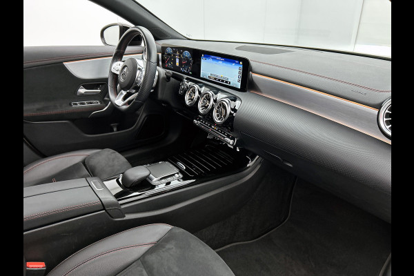 Mercedes-Benz CLA-Klasse 180 Business Solution AMG | Panoramadak | 5 spaaks lichtmetalen | Navigatie | Parking support Inclusief 24 maanden MB Certified garantie voor Europa.