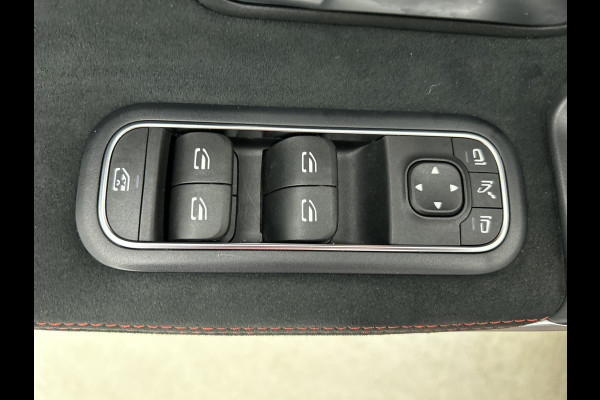 Mercedes-Benz CLA-Klasse 180 Business Solution AMG | Panoramadak | 5 spaaks lichtmetalen | Navigatie | Parking support Inclusief 24 maanden MB Certified garantie voor Europa.