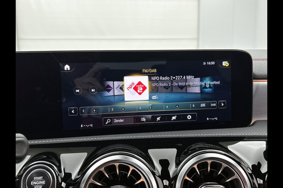 Mercedes-Benz CLA-Klasse 180 Business Solution AMG | Panoramadak | 5 spaaks lichtmetalen | Navigatie | Parking support Inclusief 24 maanden MB Certified garantie voor Europa.