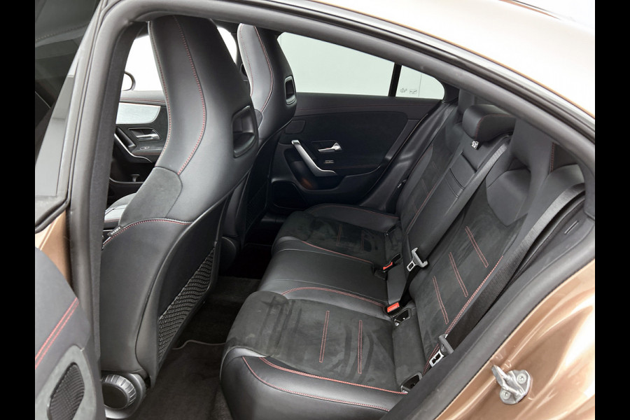 Mercedes-Benz CLA-Klasse 180 Business Solution AMG | Panoramadak | 5 spaaks lichtmetalen | Navigatie | Parking support Inclusief 24 maanden MB Certified garantie voor Europa.
