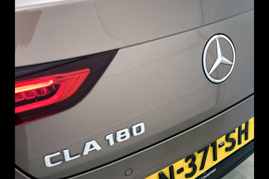 Mercedes-Benz CLA-Klasse 180 Business Solution AMG | Panoramadak | 5 spaaks lichtmetalen | Navigatie | Parking support Inclusief 24 maanden MB Certified garantie voor Europa.