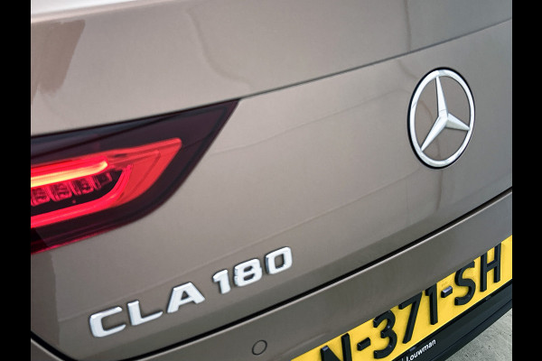 Mercedes-Benz CLA-Klasse 180 Business Solution AMG | Panoramadak | 5 spaaks lichtmetalen | Navigatie | Parking support Inclusief 24 maanden MB Certified garantie voor Europa.