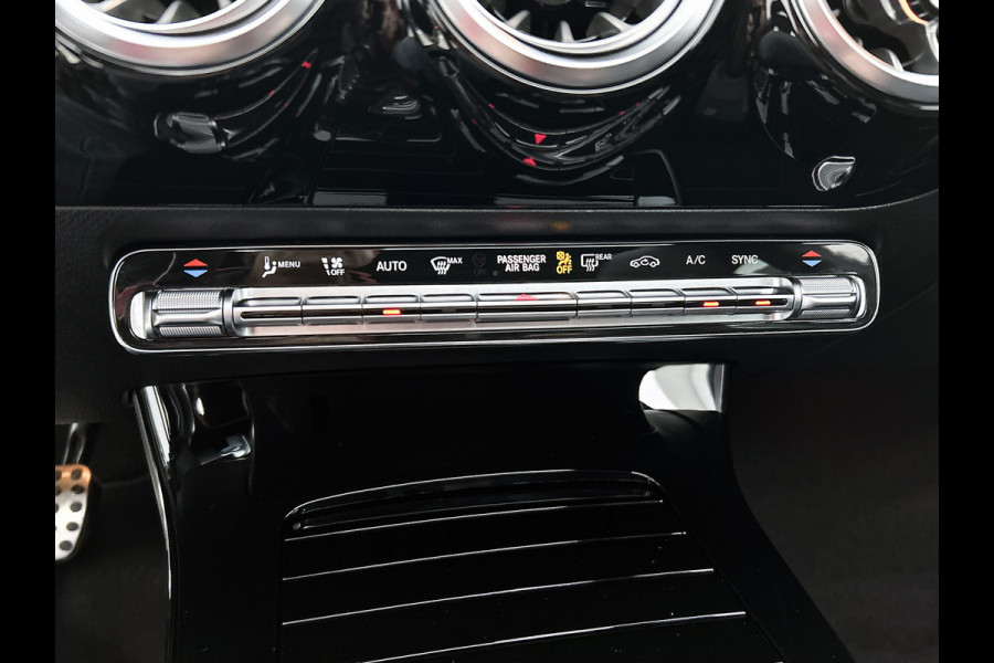 Mercedes-Benz CLA-Klasse 180 Business Solution AMG | Panoramadak | 5 spaaks lichtmetalen | Navigatie | Parking support Inclusief 24 maanden MB Certified garantie voor Europa.