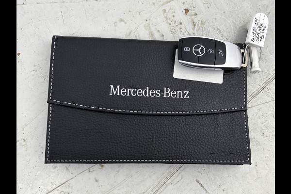Mercedes-Benz CLA-Klasse 180 Business Solution AMG | Panoramadak | 5 spaaks lichtmetalen | Navigatie | Parking support Inclusief 24 maanden MB Certified garantie voor Europa.