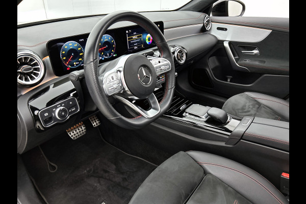 Mercedes-Benz CLA-Klasse 180 Business Solution AMG | Panoramadak | 5 spaaks lichtmetalen | Navigatie | Parking support Inclusief 24 maanden MB Certified garantie voor Europa.