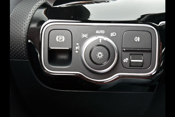 Mercedes-Benz CLA-Klasse 180 Business Solution AMG | Panoramadak | 5 spaaks lichtmetalen | Navigatie | Parking support Inclusief 24 maanden MB Certified garantie voor Europa.