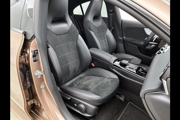 Mercedes-Benz CLA-Klasse 180 Business Solution AMG | Panoramadak | 5 spaaks lichtmetalen | Navigatie | Parking support Inclusief 24 maanden MB Certified garantie voor Europa.