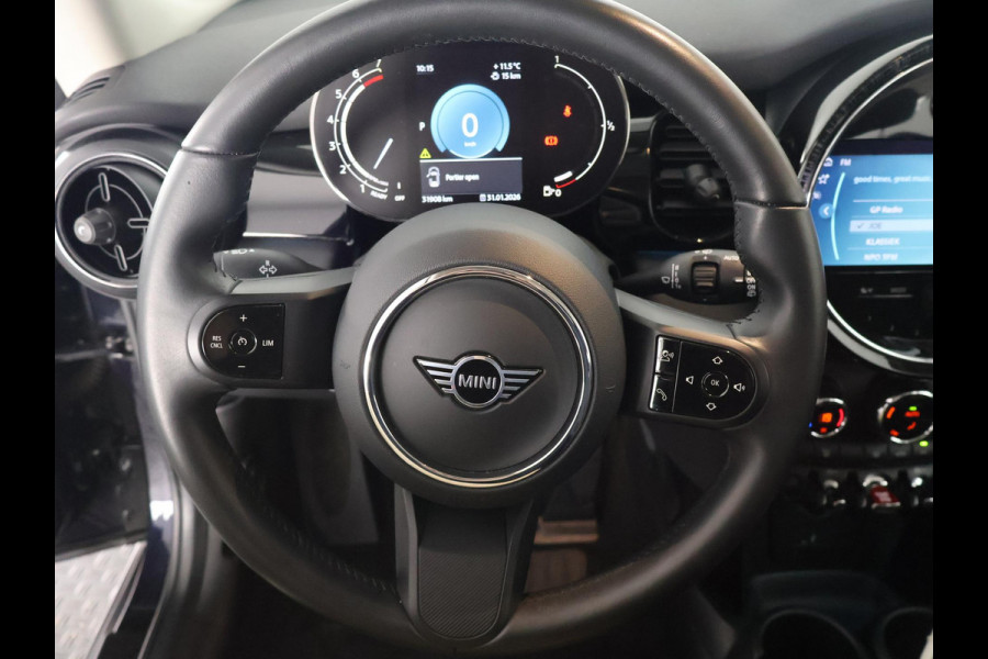 MINI 3-deurs 1.5 Cooper Sports Classic Automaat | Apple Carplay & AndroidAUTO | Parkeersensoren | 1e eigenaar |