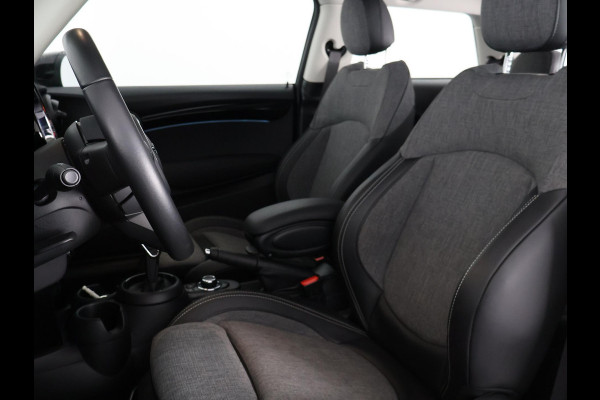 MINI 3-deurs 1.5 Cooper Sports Classic Automaat | Apple Carplay & AndroidAUTO | Parkeersensoren | 1e eigenaar |
