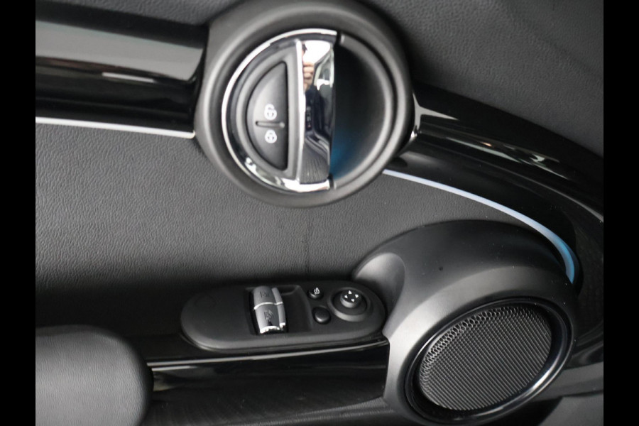 MINI 3-deurs 1.5 Cooper Sports Classic Automaat | Apple Carplay & AndroidAUTO | Parkeersensoren | 1e eigenaar |