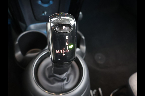 MINI 3-deurs 1.5 Cooper Sports Classic Automaat | Apple Carplay & AndroidAUTO | Parkeersensoren | 1e eigenaar |