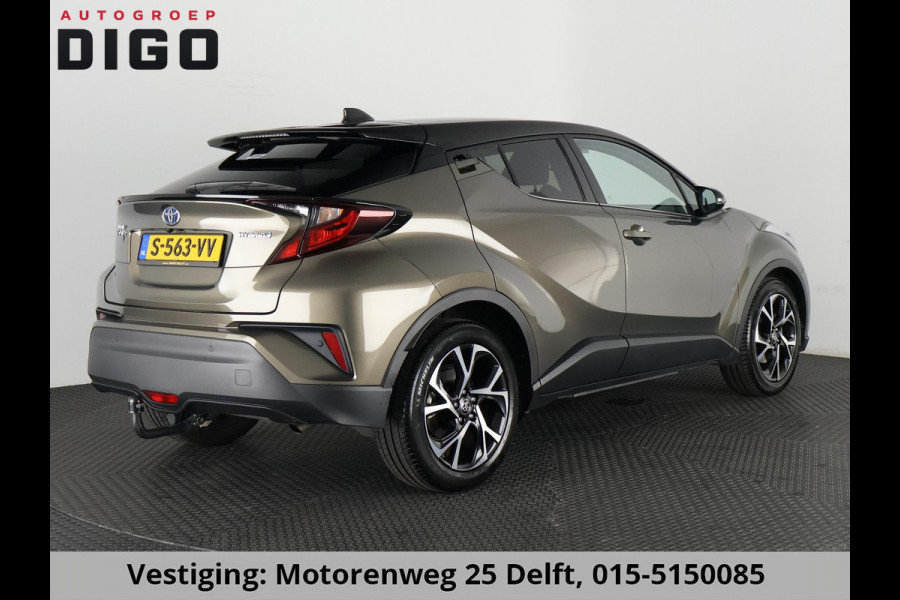 Toyota C-HR 1.8 HYBRID BI-TONE LUXERY LINE GARANTIE 5-2032 TREKHAAK. 4 SEIZOENEN BANDEN.NAVIGATIE. STUUR EN STOELVERWARMING. HALF LEDER