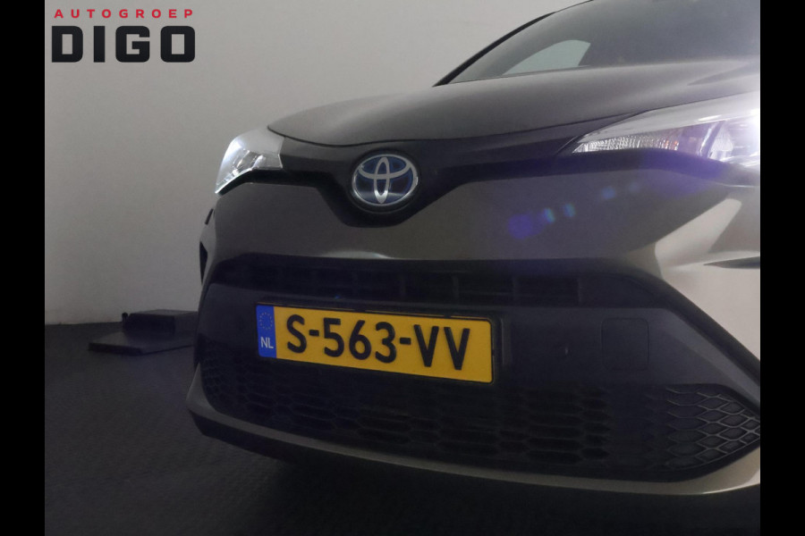 Toyota C-HR 1.8 HYBRID BI-TONE LUXERY LINE GARANTIE 5-2032 TREKHAAK. 4 SEIZOENEN BANDEN.NAVIGATIE. STUUR EN STOELVERWARMING. HALF LEDER