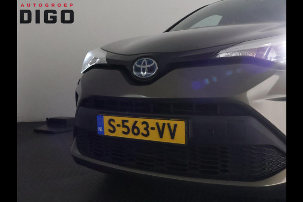 Toyota C-HR 1.8 HYBRID BI-TONE LUXERY LINE GARANTIE 5-2032 TREKHAAK. 4 SEIZOENEN BANDEN.NAVIGATIE. STUUR EN STOELVERWARMING. HALF LEDER