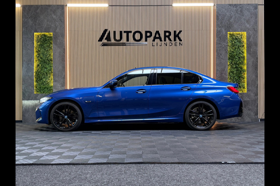 BMW 3-serie 330e High Executive|M-SPORT|LCI|PANO|HuD|MEMORY|KEYLESS|CARPLAY|DEALERONDERHOUDEN|AMBIENT LIGHT|GARANTIE|292PK|BOMVOL!