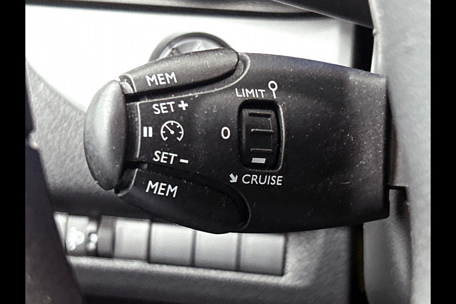 Opel Vivaro-e Combi e-Zafira L2H1 75 kWh 8 persoons Navigatie Airco Dab Camera 360 Cruise control Lichtmetalen velgen Stoelverwarming