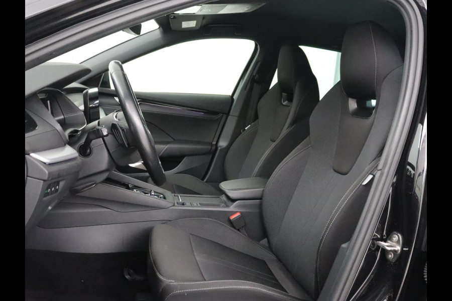 Škoda Octavia 1.0 e-TSI Sport | Trekhaak | Carplay | Sfeerverlichting | Navigatie | Parkeerhulp | Climate control | Sportstoelen | Cruise control | 17'' | Bluetooth | Keyless start