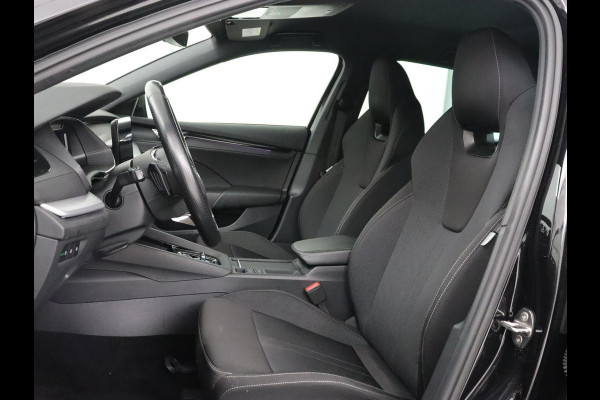 Škoda Octavia 1.0 e-TSI Sport | Trekhaak | Carplay | Sfeerverlichting | Navigatie | Parkeerhulp | Climate control | Sportstoelen | Cruise control | 17'' | Bluetooth | Keyless start