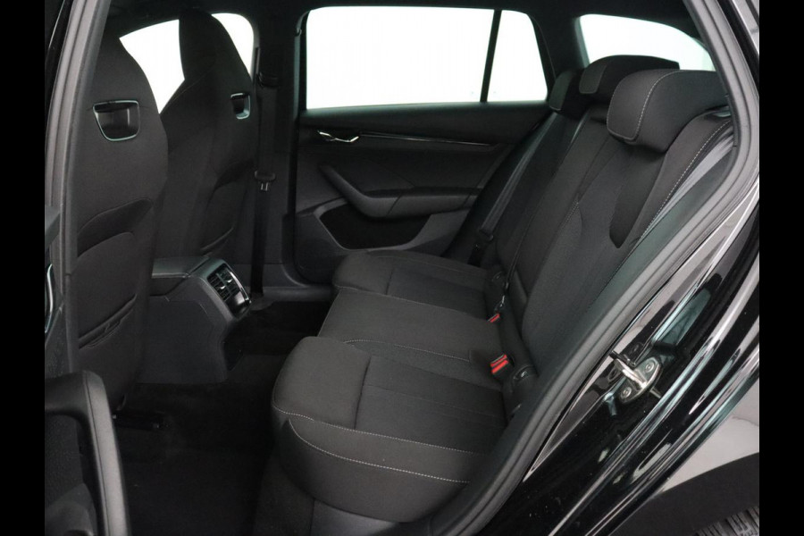 Škoda Octavia 1.0 e-TSI Sport | Trekhaak | Carplay | Sfeerverlichting | Navigatie | Parkeerhulp | Climate control | Sportstoelen | Cruise control | 17'' | Bluetooth | Keyless start