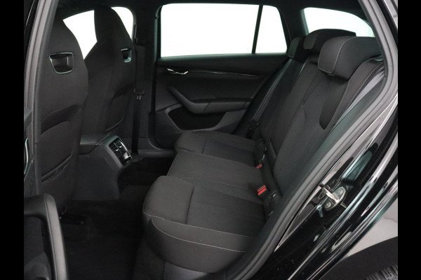 Škoda Octavia 1.0 e-TSI Sport | Trekhaak | Carplay | Sfeerverlichting | Navigatie | Parkeerhulp | Climate control | Sportstoelen | Cruise control | 17'' | Bluetooth | Keyless start