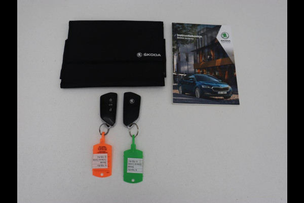 Škoda Octavia 1.0 e-TSI Sport | Trekhaak | Carplay | Sfeerverlichting | Navigatie | Parkeerhulp | Climate control | Sportstoelen | Cruise control | 17'' | Bluetooth | Keyless start