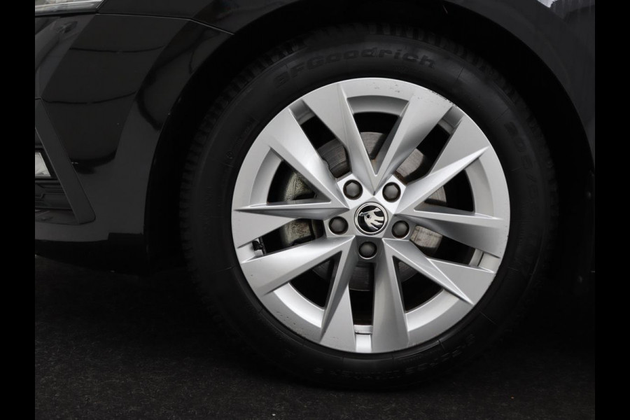 Škoda Octavia 1.0 e-TSI Sport | Trekhaak | Carplay | Sfeerverlichting | Navigatie | Parkeerhulp | Climate control | Sportstoelen | Cruise control | 17'' | Bluetooth | Keyless start