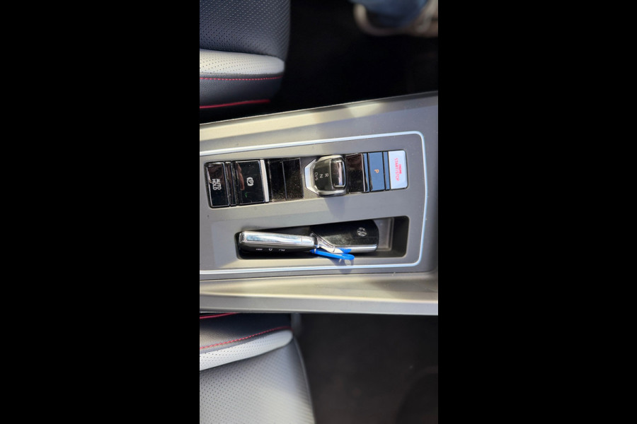 Volkswagen Golf 2.0 TSI GTI Panoramadak Leer Stoelverwarming/Verkoeling Camera Keyless entry