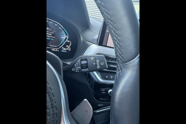 BMW X3 xDrive30e HIGH EXECUTIVE M SPORT | M-TECHNIC SPORTSTOELEN + MEMORY + LEER | ELEKTR. TREKHAAK | 360 CAMERA | HEAD-UP DISPLAY | 20 INCH | AMBI LIGHT | AERODYNAMICA-PAKKET | STOEL- + STUURVERWARMING | DEALER ONDERHOUDEN | RIJKLAAR |