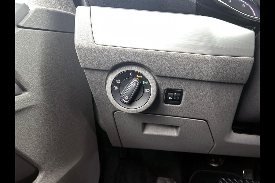 Volkswagen Transporter 2.0 TDI L2H1 Dubbele Cabine Highline Automaat Navigatie Carplay Parkeersensoren Trekhaak Adaptive Cruise control 6-zits
