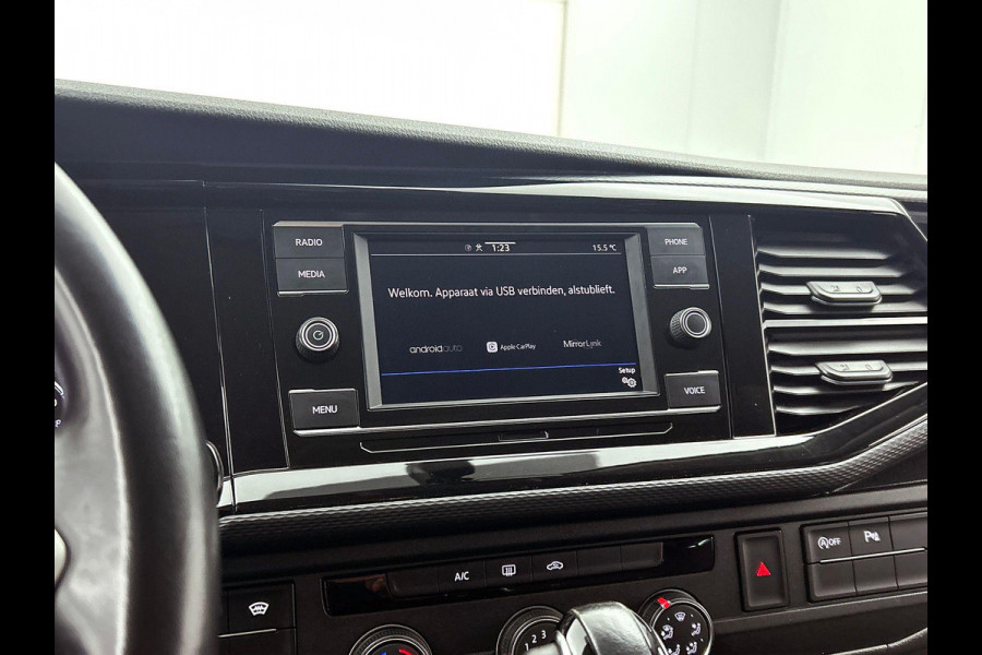Volkswagen Transporter 2.0 TDI L2H1 Dubbele Cabine Highline Automaat Navigatie Carplay Parkeersensoren Trekhaak Adaptive Cruise control 6-zits