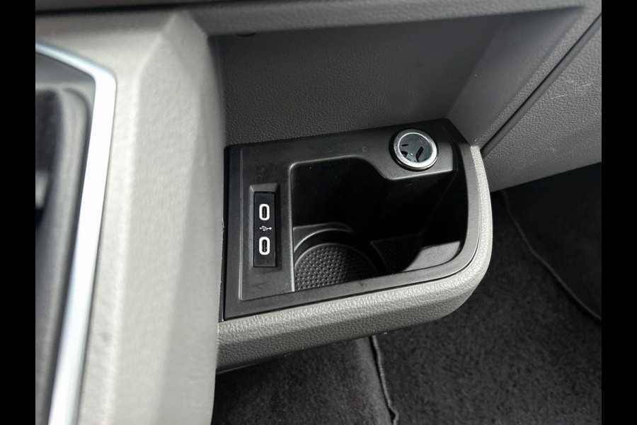 Volkswagen Transporter 2.0 TDI L2H1 Dubbele Cabine Highline Automaat Navigatie Carplay Parkeersensoren Trekhaak Adaptive Cruise control 6-zits