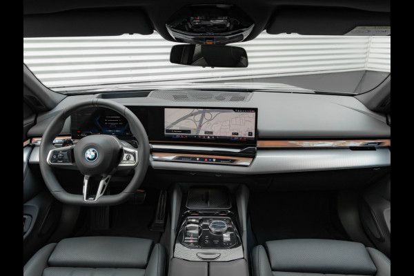 BMW 5 Serie Touring 530e M-Sport Pro - Pano - Trekhaak - ACC - Head-up - Harman Kardon