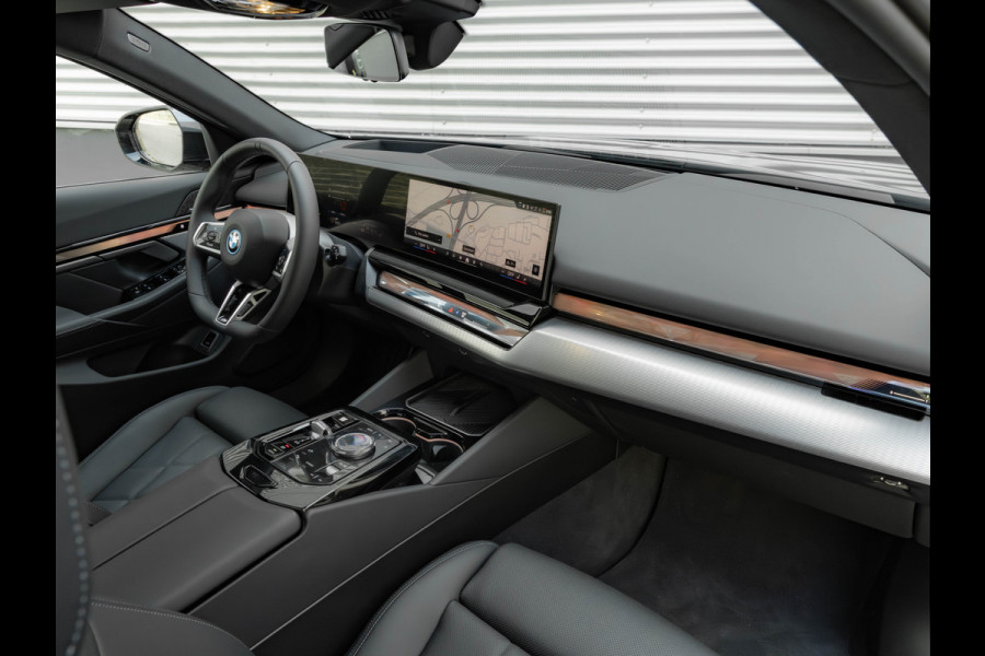 BMW 5 Serie Touring 530e M-Sport Pro - Pano - Trekhaak - ACC - Head-up - Harman Kardon