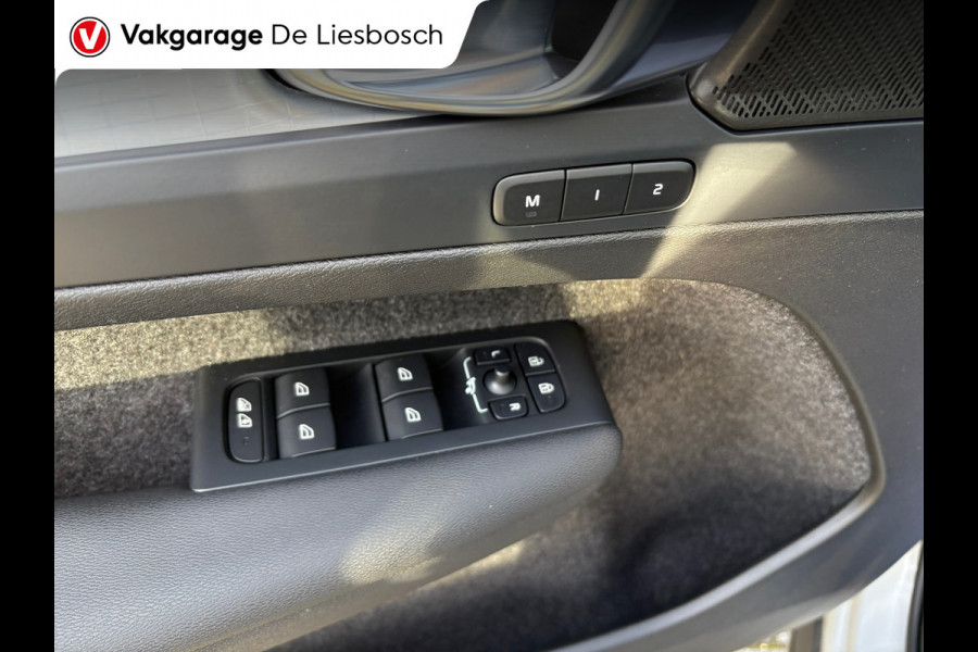 Volvo XC40 1.5 T4 Plug-in hybrid Plus Dark / Panorama-dak / Harman-Kardon / camera / stuur en stoel verwarming