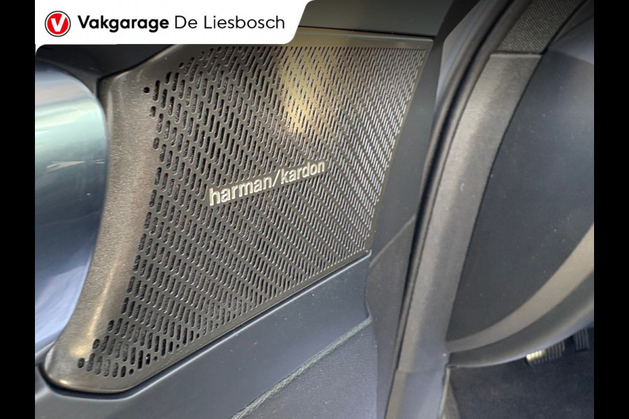 Volvo XC40 1.5 T4 Plug-in hybrid Plus Dark / Panorama-dak / Harman-Kardon / camera / stuur en stoel verwarming