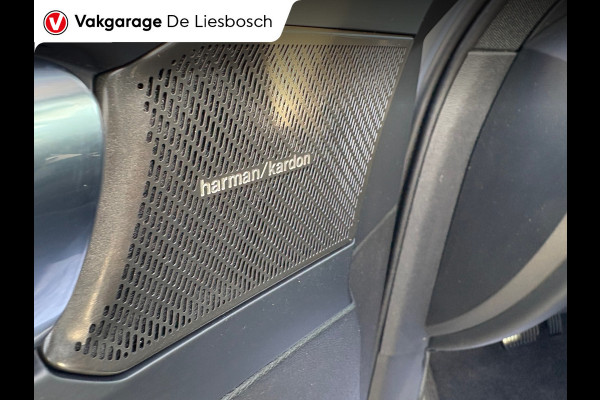 Volvo XC40 1.5 T4 Plug-in hybrid Plus Dark / Panorama-dak / Harman-Kardon / camera / stuur en stoel verwarming