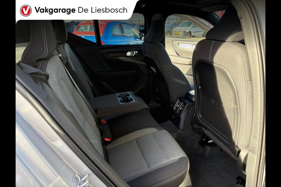Volvo XC40 1.5 T4 Plug-in hybrid Plus Dark / Panorama-dak / Harman-Kardon / camera / stuur en stoel verwarming