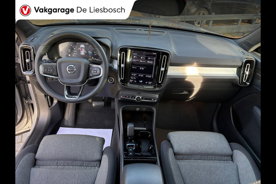 Volvo XC40 1.5 T4 Plug-in hybrid Plus Dark / Panorama-dak / Harman-Kardon / camera / stuur en stoel verwarming
