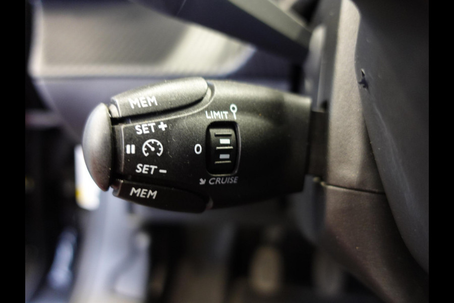Peugeot 2008 1.2 PureTech Allure Airco Navi Carplay Cruise Control PDC VA Camera LED Verlichting
