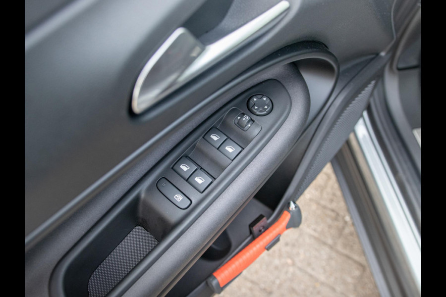 Alfa Romeo junior Elettrica Speciale 54 kWh | Techno Pack | Warmtepomp | Verwarmbare Voorruit | Arese Silver