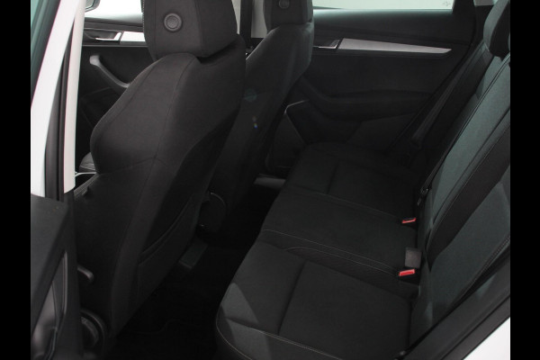 Škoda Karoq 1.5 TSI 150pk DSG Ambition Navigatie Apple Carpla/Android Auto Camera Climate Control Adaptieve Cruise control Lichtmetalen Velgen